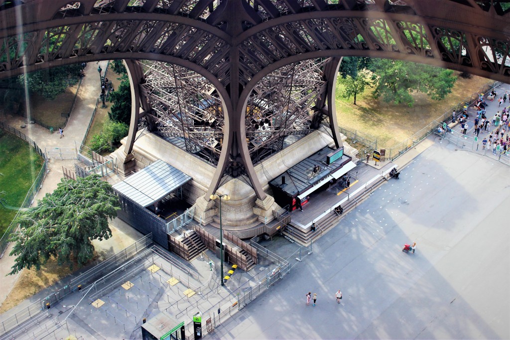 Looking down at the ground from the lift going up into the Eiffel tower. 